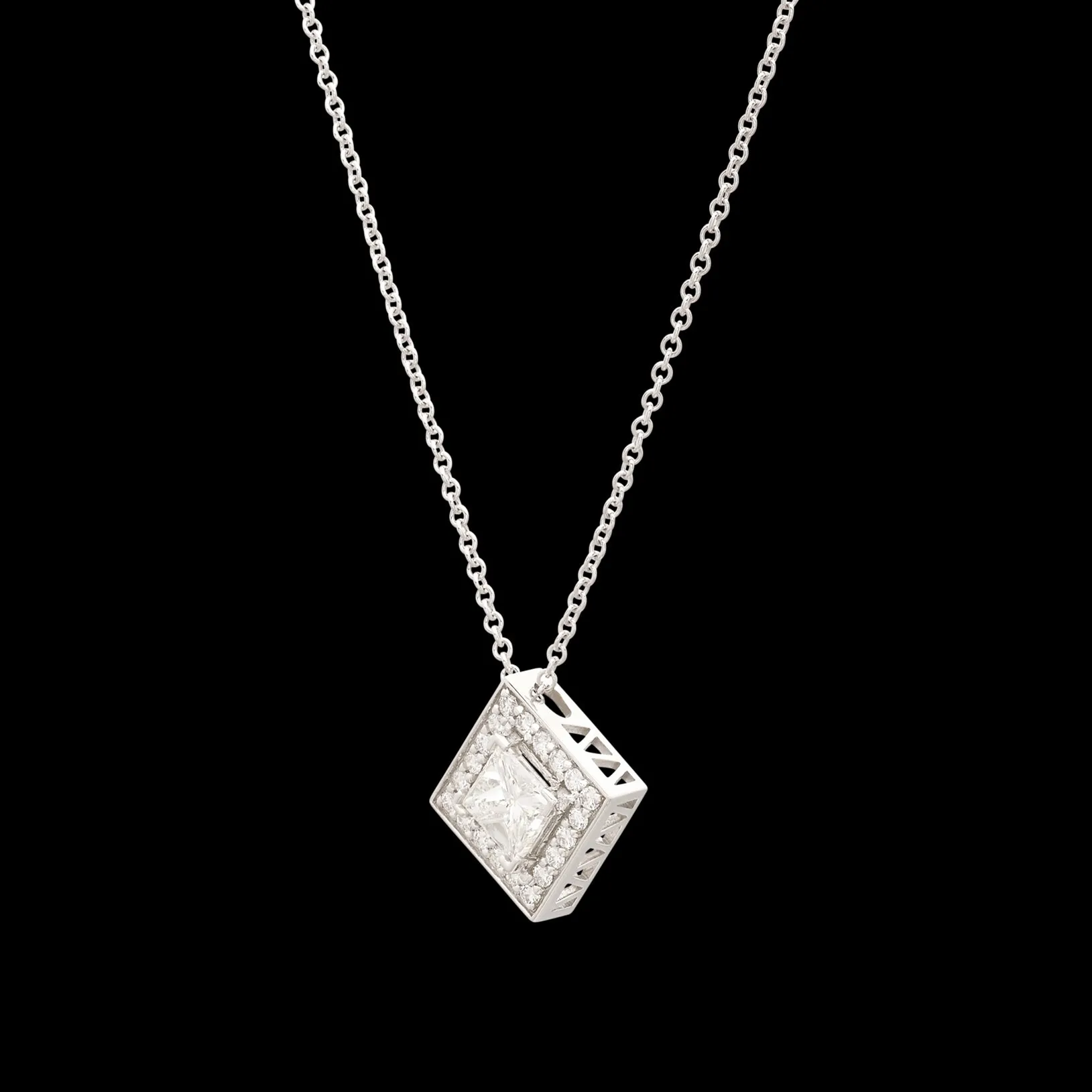 18kt White Gold Diamond Pendant Necklace