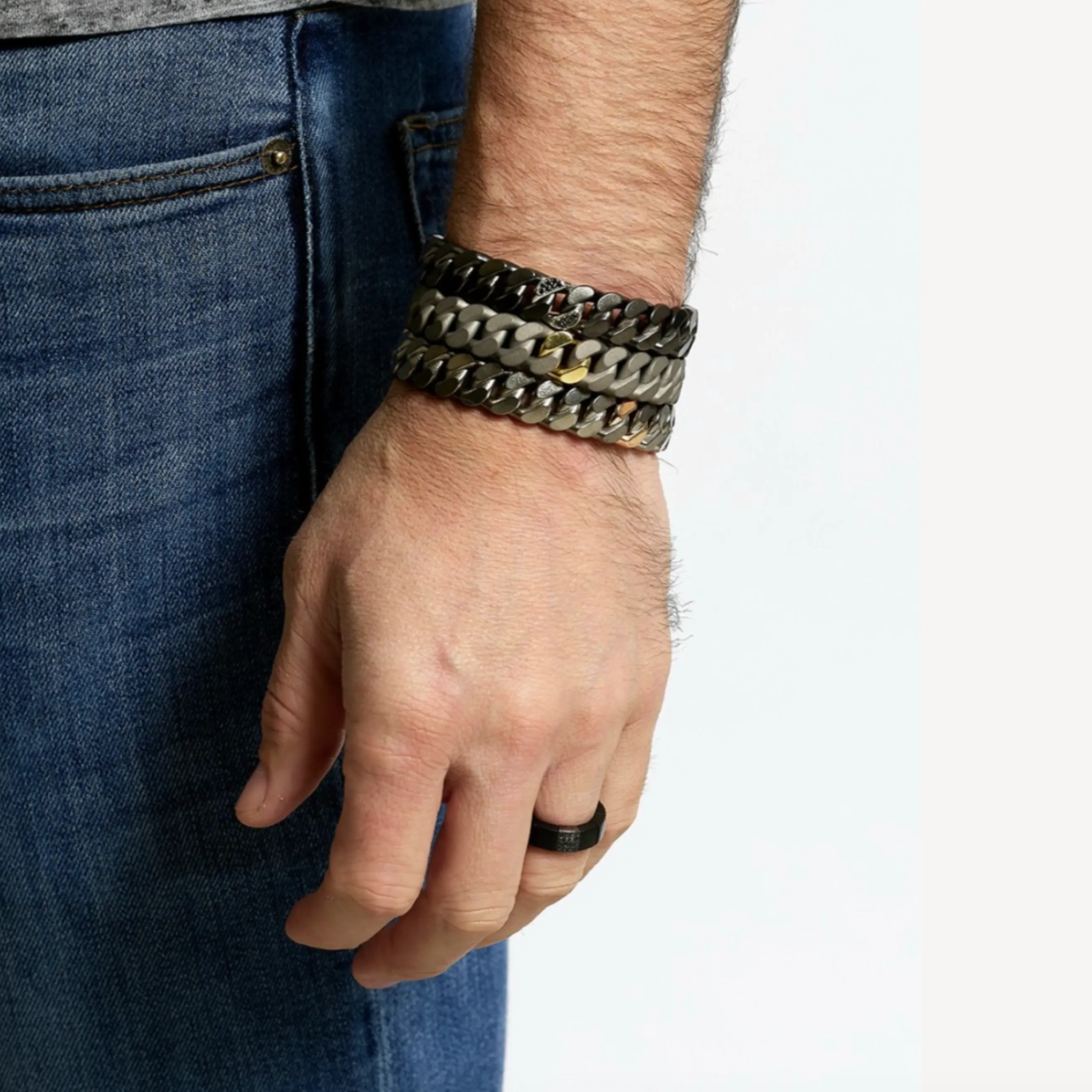 GROUMETTE MATTE BLACK CERAMIC WITH THREE GOLD LINKS by Roberto Demeglio